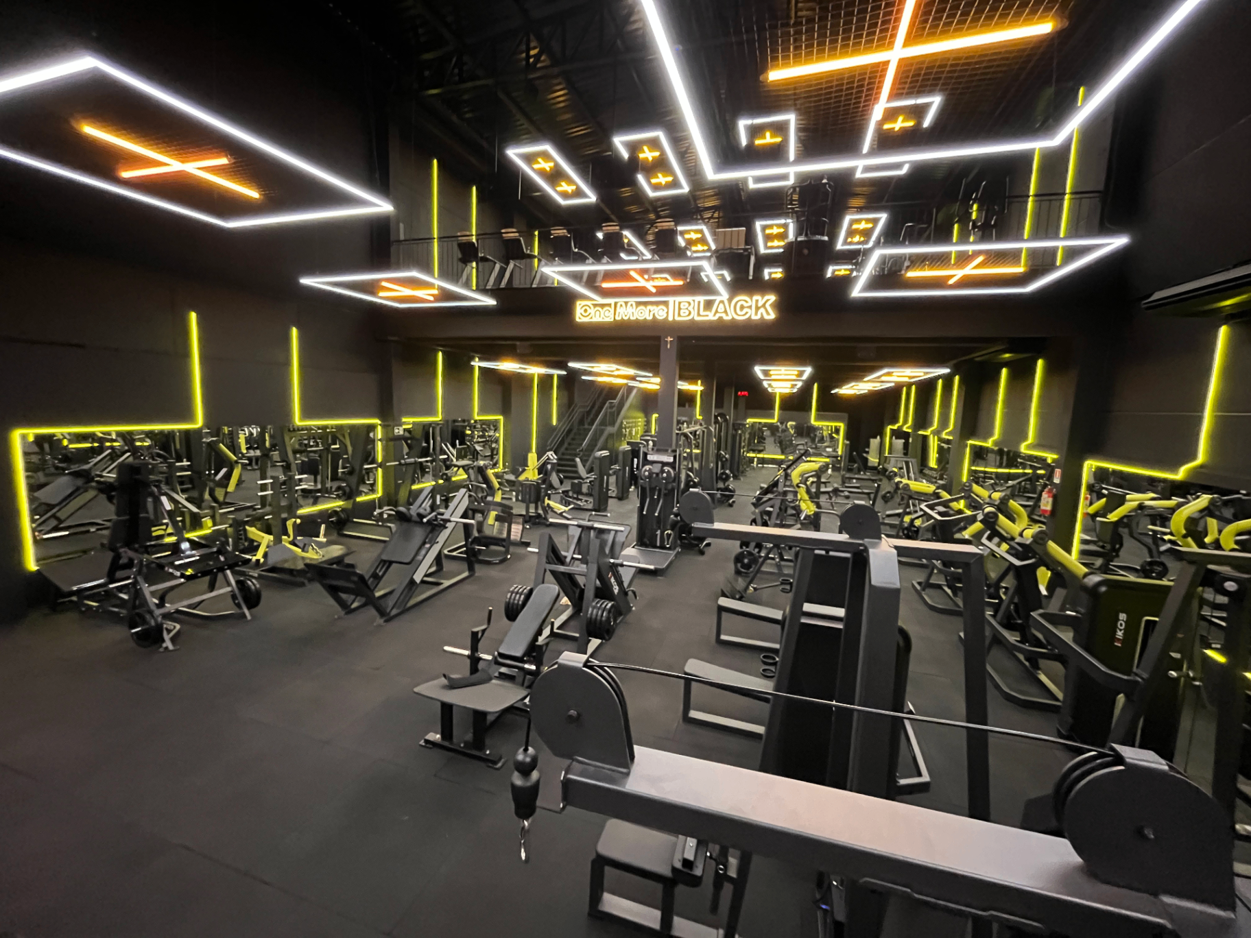 Academia One More iluminada